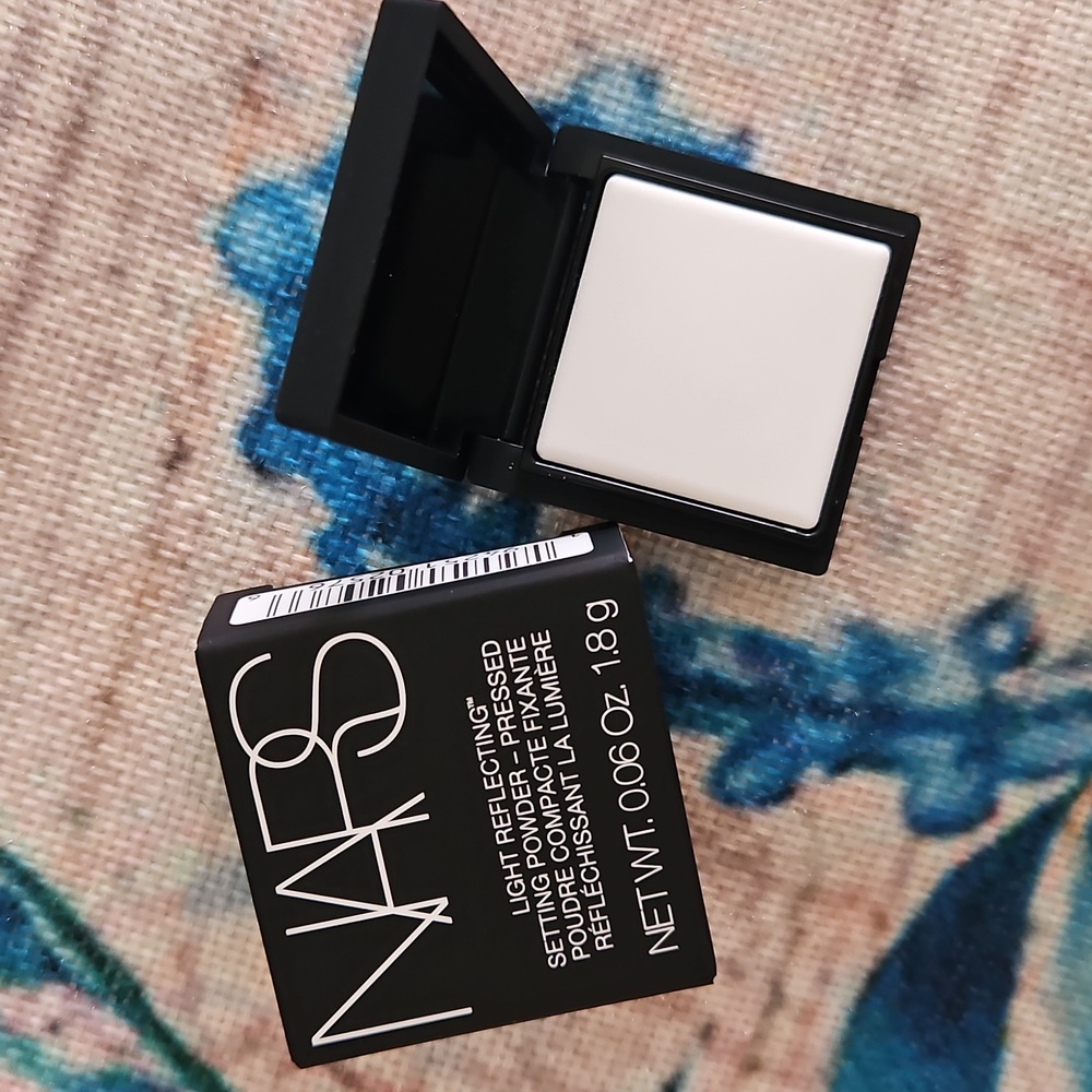 NARS Light Reflecting Setting Pressed Powder - Picture 5 of 12